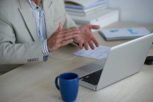 Firmar ante notario sin salir de casa: qué documentos se pueden firmar ya por videollamada